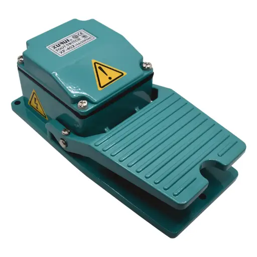 [XF-402] XF-402 — INTERRUPTOR DE PEDAL 10A 220VCA GRANDE CUERPO DE METAL NA